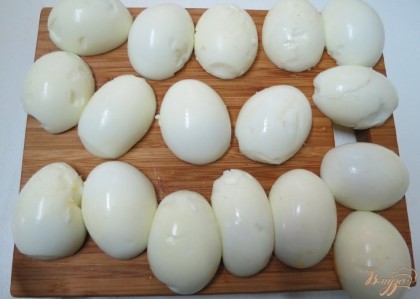 Яйца варим в солёной воде в течении 8 минут. Охлаждаем в холодной воде, чистим. Разрезаем по длине на 2 части.