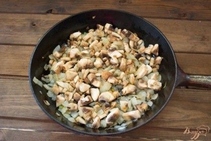 На сковороде с растительным масло обжариваем сначала лук, а после грибы.Посолите и поперчите.