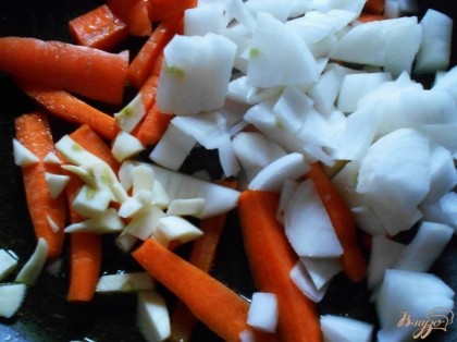 Нарезаем морковь брусочками, лук и чеснок -мелким кубиком и обжариваем их на сковороде с одной столовой ложкой оливкового масла.