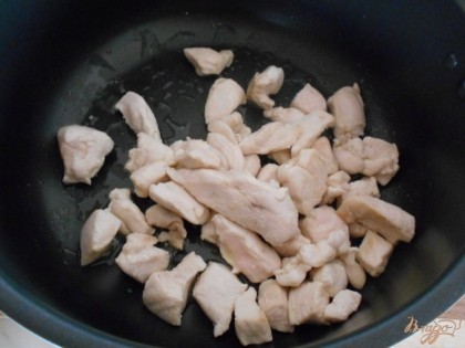 Куриное мясо нарезаем некрупным кубиком и обжариваем на оставшемся оливковом масле. Солим и перчим.