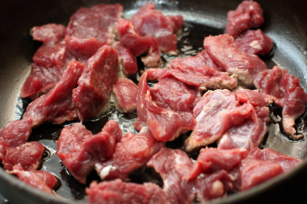 Нежирное мясо нарежьте небольшими кусочками и обжаривайте небольшими порциями в хорошо разогретой сковороде.