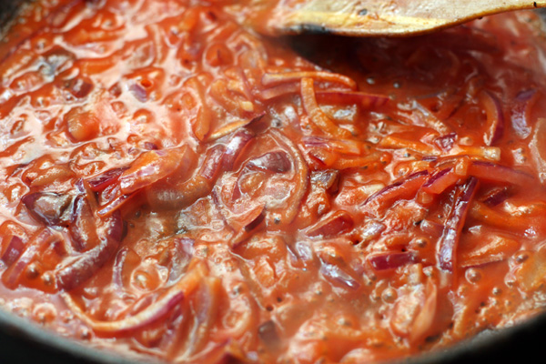 Добавьте томатное пюре, перемешайте и потушите еще пару минут.
