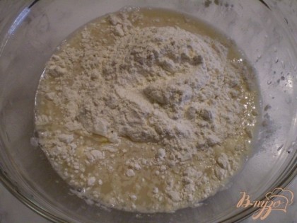 Из муки, воды, дрожжей, сахара, соли и яйца делаем тесто. Просто смешиваем все ингредиенты в тёплой воде.