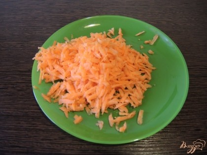 На крупной тёрке измельчаем морковку.