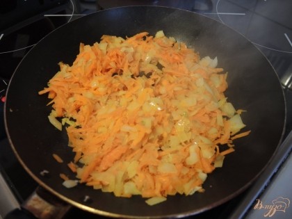 Через несколько минут добавляем к луку морковку и тушим ещё 7-8 минут.