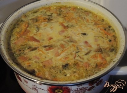 В закипевший суп добавляем сыр и даём ему там расплавиться. На это уйдёт примерно 5-7 минут. После этого суп можно посолить по вкусу и снять с огня.