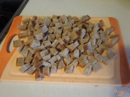 Мелкими кубиками нарезаем ржаной хлеб...