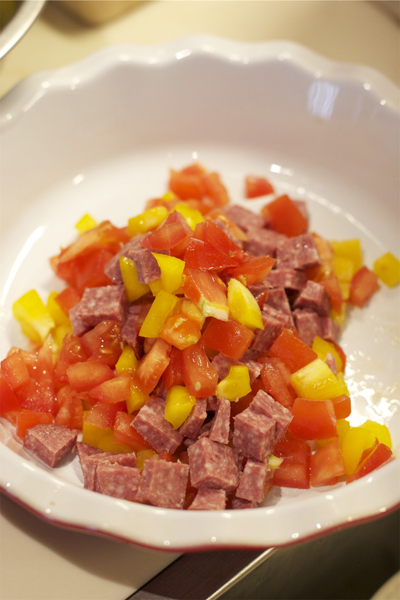 Мелко нарезаем мясо и овощи. (можно взять абсолютно любое мясо или колбасу.На фото нарезана колбаса.).Высыпаем в форму для запекания.