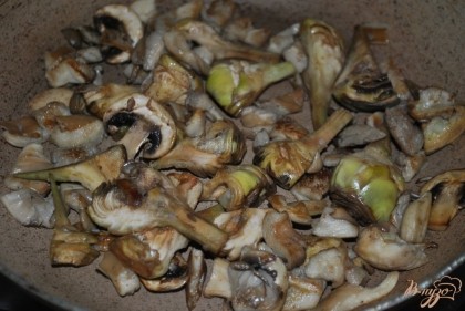 Обжарить на растительном масле грибы и артишоки