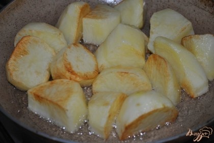 Очистить, нарезать крупно и обжарить картофель