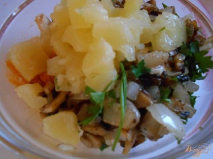 Консервированный ананас нарезаем мелким кубиком и также добавляем к остальным ингредиентам. Хорошо перемешиваем салат.