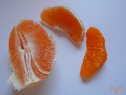 Апельсин впачале разделяем на дольки, а затем каждую дольку очищаем от пленки.