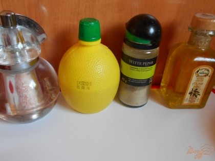 Из оливкового масла, сока лимона, соли и перца делаем заправку для салата. Хорошо взбиваеи ее венчиком.