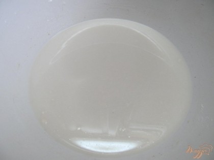 В теплом молоке развести сахар, соль, дрожжи и муку (1 ст.лож.). Поставить в теплое место.