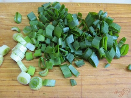 Нарезать зеленый лук.