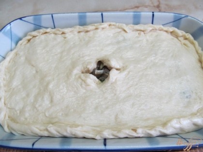 Накрыть пирог второй частью теста, защипать края и в центре сделать отверстие.