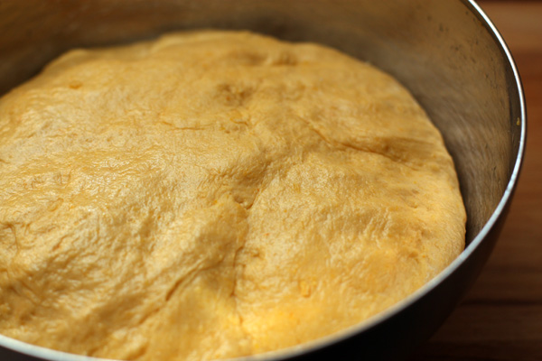 Замесите тесто до гладкости, пока оно не станет хорошо отлипать от рук.