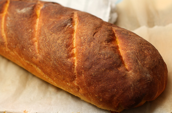 Поставьте хлеб в горячую (220 градусов) духовку и выпекайте 30-35 минут.  