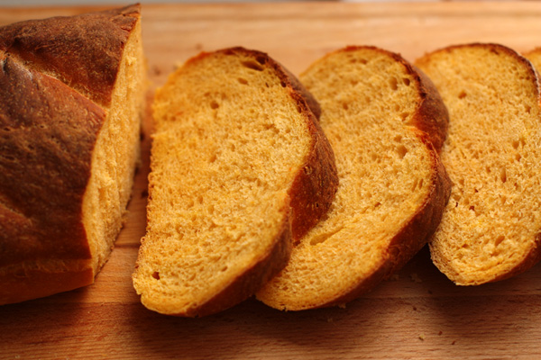 Остудите готовый тыквенный хлеб на решетке и подавайте.