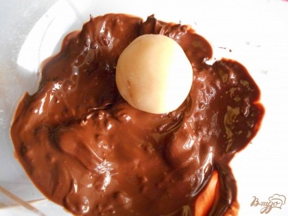 На паровой бане растапливаем шоколад. Можно растопить шоколад и в микроволновой печи. если вы уверены в качестве шоколада. Теперб поочередно обмакиваем каждый шарик в шоколад.