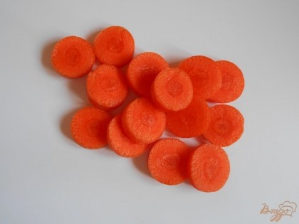 Морковь нарезаем кружочками. Кстати, не все хозяйки кладут в этот салат морковь.
