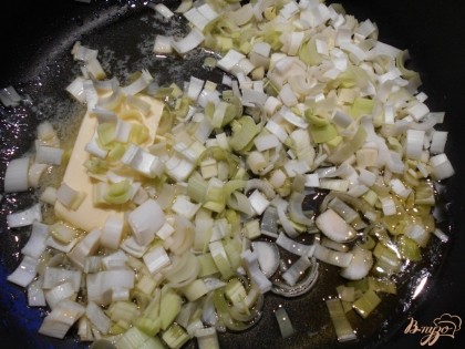 Лук порей нарезаем мелко и обжариваем в сливочном масле до готовности. Добавляем соль и перец. Очень люблю добавлять в лук- порей мускатный орех. Я добавила и его.
