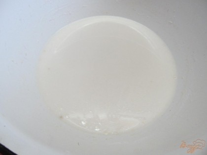 В теплое молоко высыпать сахар, соль, дрожжи и столовую ложку муки. Перемешать и поставить в теплое место на 20 минут.