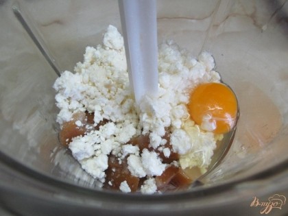 Тем временем приготовим начинку. В блендере перебить яйцо, творог, сахар (сахар по вкусу) и грушу. Добавить 1 столовую ложку муки.