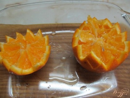 Апельсин разрезать на две части. Вынуть острым ножом внутреннюю часть апельсина.