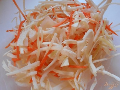 Капусту шинкуем мелко. Морковь трем на крупной терке. Выкладываем овощи в салатник и немного примнем их, чтобы они пустили сок.