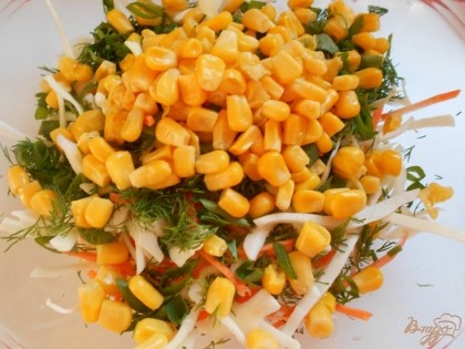 С консервированной кукурузы сливаем жидкость и также добавляем кукурузу в салат.