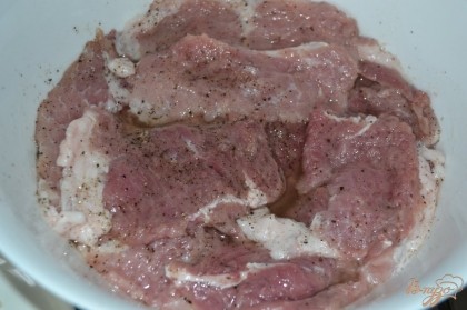 Мясо нарезать пластинами, обить с двух сторон. Посолить, поперчить и плотно сложить. Отправить в холодильник на 10 минут.