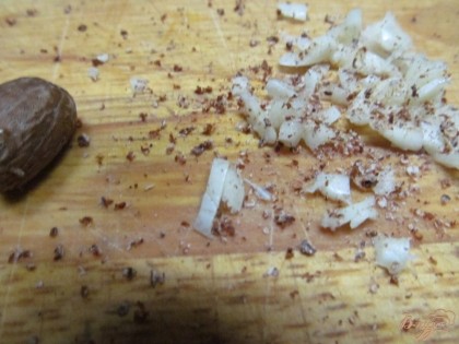 Чеснок мелко нарезать, мускатный орех натереть на мелкой терке (не переборщите с мускатным орехом) и эти ингредиенты перемешать с майонезом. Заправить салат.