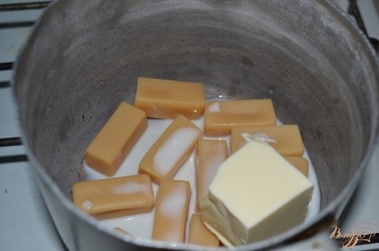 Сложить ириски в кастрюлю добавить 2 ст.л масла и молоко. Растопить и довести до кипения.