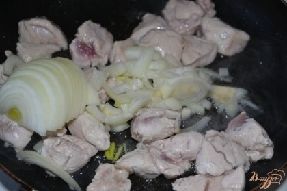 Куриное мясо помыть, обсушить, обжарить на растительном масле несколько минут, затем добавить лук полукольцами.