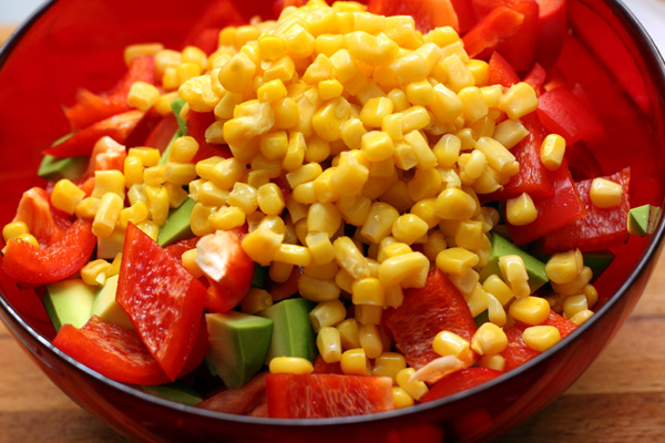 С овощам добавьте молодую кукурузу. Она может быть свежей, консервированной или замороженной, важно, чтобы зернышки не были жесткими.