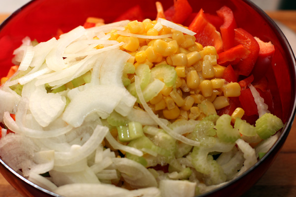 Лук тонко нарежьте. Если лук едкий, ошпарьте его кипятком. Добавьте в салат вареную или консервированную белую фасоль.