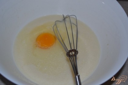 Добавить яйцо, сахар, ванильный сахар, соль, растопленное сливочное масло. Изюм залить горячей водой на 10 минут. Воду слить, обсушить и добавить к тесту.