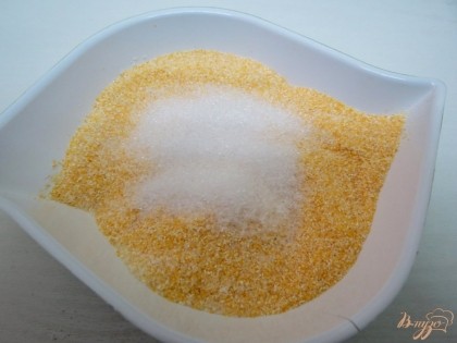 К кукурузной крупе добавляем сахар. Пересыпаем в огнеупорную форму предварительно смазанную маслом.