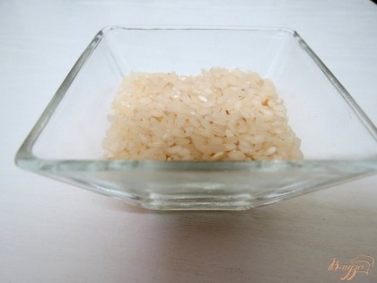 Рис промывают до прозрачности воды.