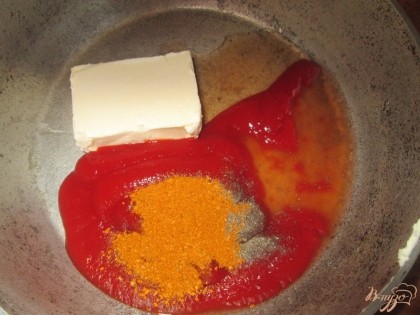 На сковородке  смешиваем сливочное масло, острый чили соус (если с частичками, просто процедить),  уксус, табаско, черный перец. На медленном огне, помешивая, растворяем сливочное масло. Не кипятить!