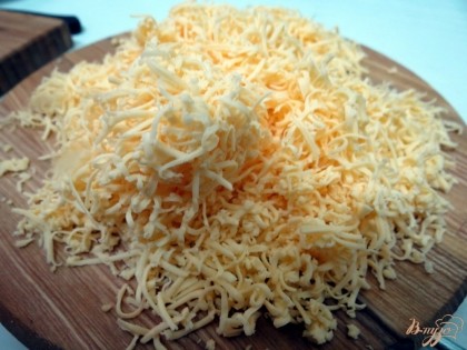 Добавляем сыр, который предварительно нужно натереть на тёрке с мелкими отверстиями.