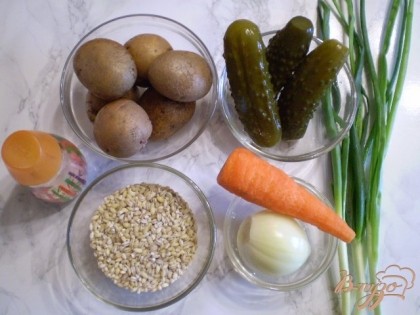 Поставьте бульон варится, и приготовьте овощи для супа.