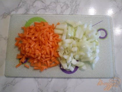 Лук и морковку.