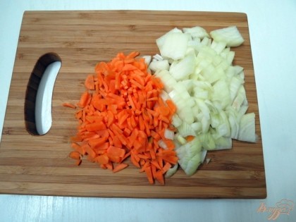 Лук и морковь мелко нарезаем.