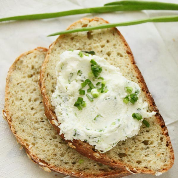 Очень вкусно намазать на ломтик такого хлеба домашний сыр или творог, смешанный с зеленью.