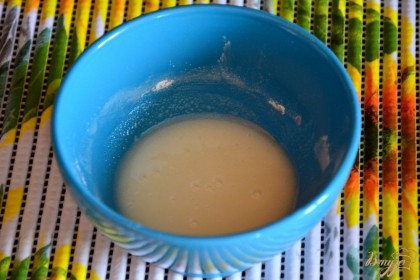 Приготовить помадку: сахарную пудру смешать с 1-2 ст.л. молока до нужной вам консистенции