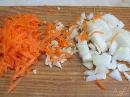 Нарезать лук, морковь натереть на крупной терке.
