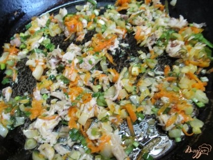 Нарезать зелень и куриное мясо. Снять сковороду с плиты и высыпать зелень с курицей. Посолить и поперчить.