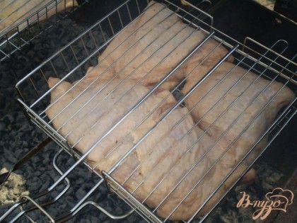 Когда угли будут готовы, ставим мясо на решетке жарится, со всех сторон до готовности.